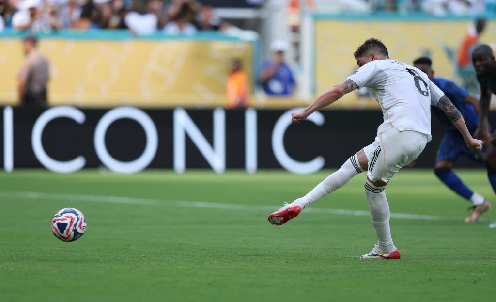 西媒：皇马今年进欧冠8强多踢了4场比赛，弗爷破例奖励每位球员25万欧